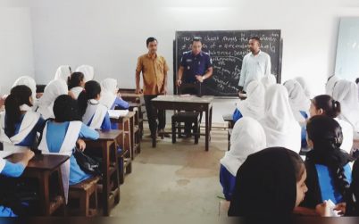 গুজব ও গণপিটুনি ঠেকাতে স্কুলে স্কুলে মতবিনিময় করছেন কুলাউড়া থানার ওসি