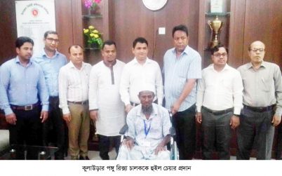 কুলাউড়ার পঙ্গু রিক্সা চালককে হুইল চেয়ার প্রদান