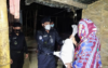 কুলাউড়ায় রাতে বাড়ি বাড়ি গিয়ে র‍্যাব কমান্ডারের ত্রাণ  বিতরণ