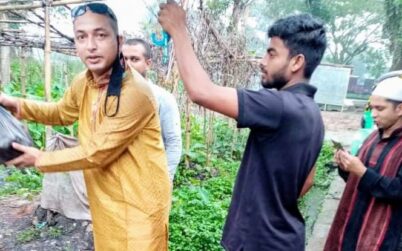 কুলাউড়ায় খাদ্য সহায়তা নিয়ে অসহায়দের বাড়ি বাড়ি ছুটছেন কাউন্সিলর প্রার্থী ইমন