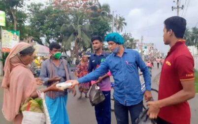 কুলাউড়ায় কর্মহীনদের মাঝে পুলিশের ইফতার বিতরণ