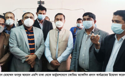 কুলাউড়ায় ১ম ভ্যাকসিন নিয়েছেন ডা. নুরুল হক
