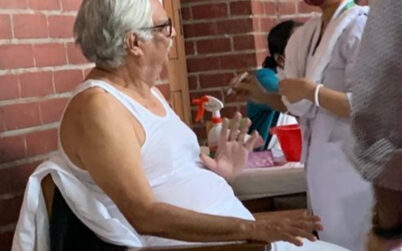 সুলতান মনসুরের কোভিড-১৯ প্রতিষেধক ভ্যাকসিন গ্রহণ