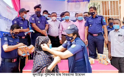 কুলাউড়া পুলিশের মাস্ক বিতরণের উদ্বোধন
