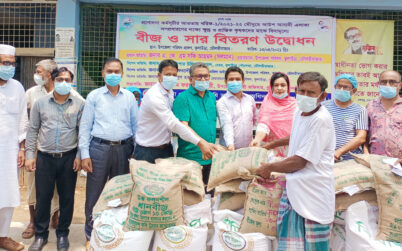 কুলাউড়ায় প্রান্তিক কৃষকদের মাঝে বিনামুল্যে বীজ বিতরণ