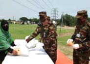টাঙ্গাইলে সেনাবাহিনীর ঈদ সামগ্রী বিতরণ